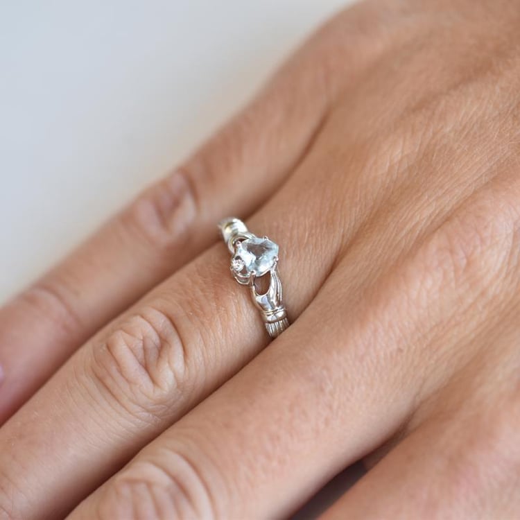 Stříbrný claddagh prsten s akvamarínem a zirkonem 17703