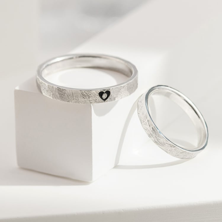 Atypické snubní prsteny s gravírem srdce 157231