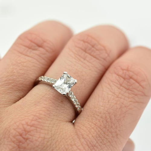 Zásnubní prsten s emerald diamantem Lonia
