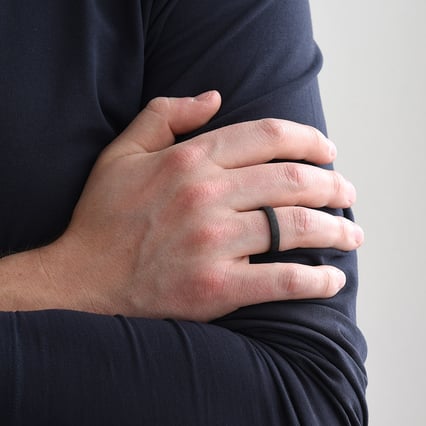 Mírně zaoblené snubní prsteny z karbonu Naest