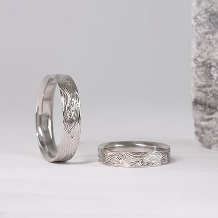 Platinové snubní prsteny s ruční rytinou motivu dřeva a diamanty Dyanna