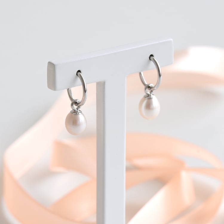 Stříbrné visací náušnice s bílou perlou 78016