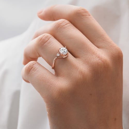 Vlnitý zásnubní prsten s round lab-grown diamantem Debora