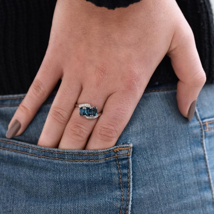 Zlatý prsten s topazy a diamanty 32623