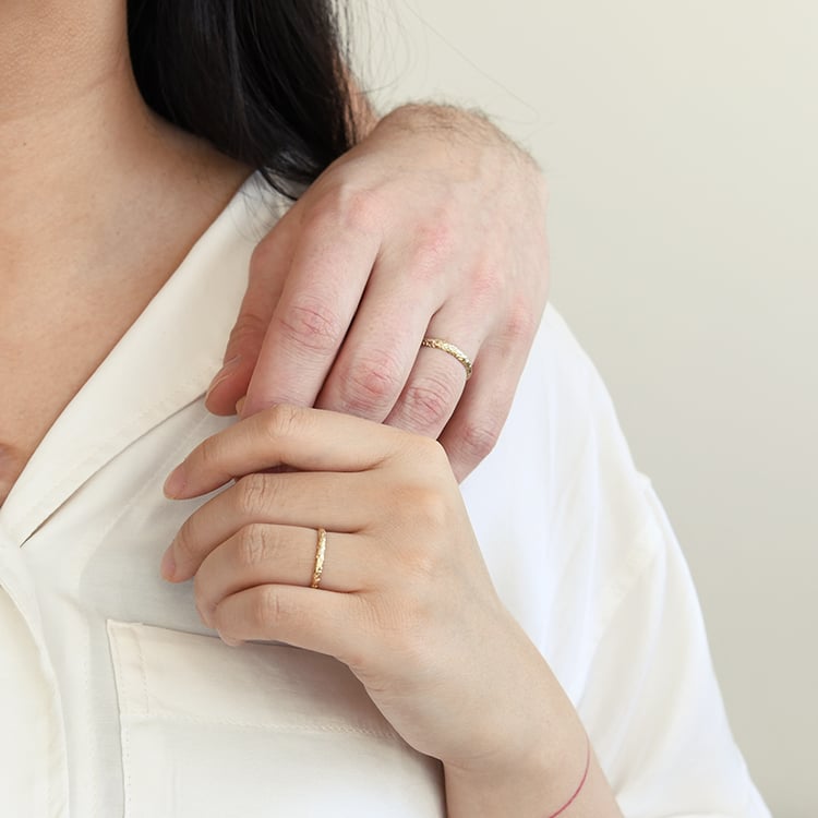 Snubní prsteny s ruční rytinou hvězd Alix 118334