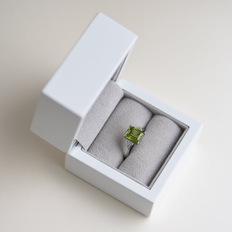 Prsten z bílého zlata s olivínem Chaitra 64377