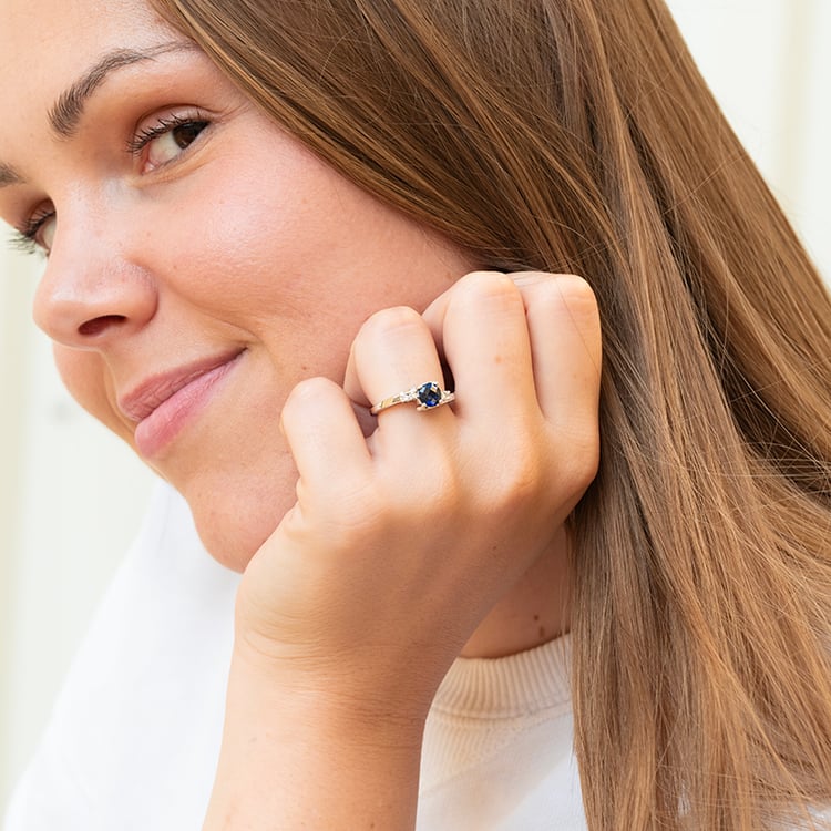 Zlatý prsten s lab-grown safírem a diamanty Nagi 144200