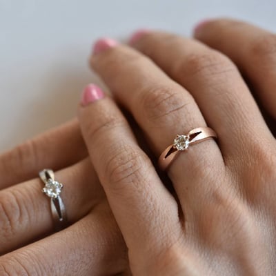 Prsteny ve dvou druzích zlata