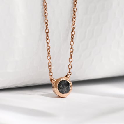 Minimalistický náhrdelník se salt and pepper diamantem Glosie