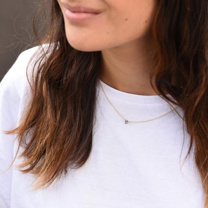 Zlatý náhrdelník s šedou diamantovou kapkou Vebrina