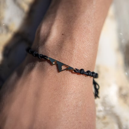 Provázkový náramek s motivem hor Mountain