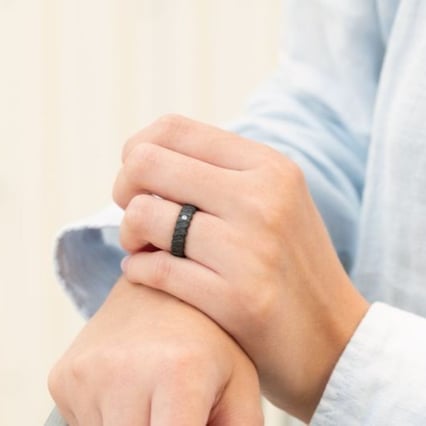 Karbonový prsten s nerovným povrchem a zirkonem Soren