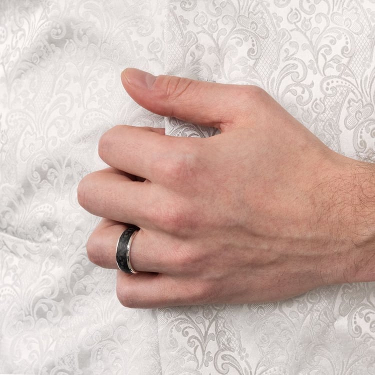 Plochý snubní prsten z karbonu a stříbra Tiah 165614