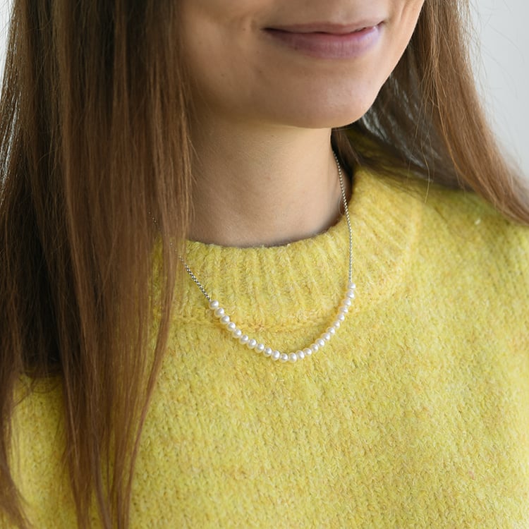 Stříbrný náhrdelník s perlami 58329