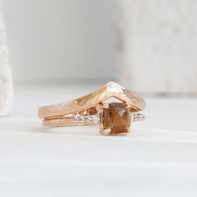 Vykrojený tepaný snubní prsten Yenka 121858