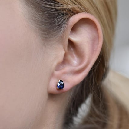 Safírové slzy ve zlatých naušnicích Reata