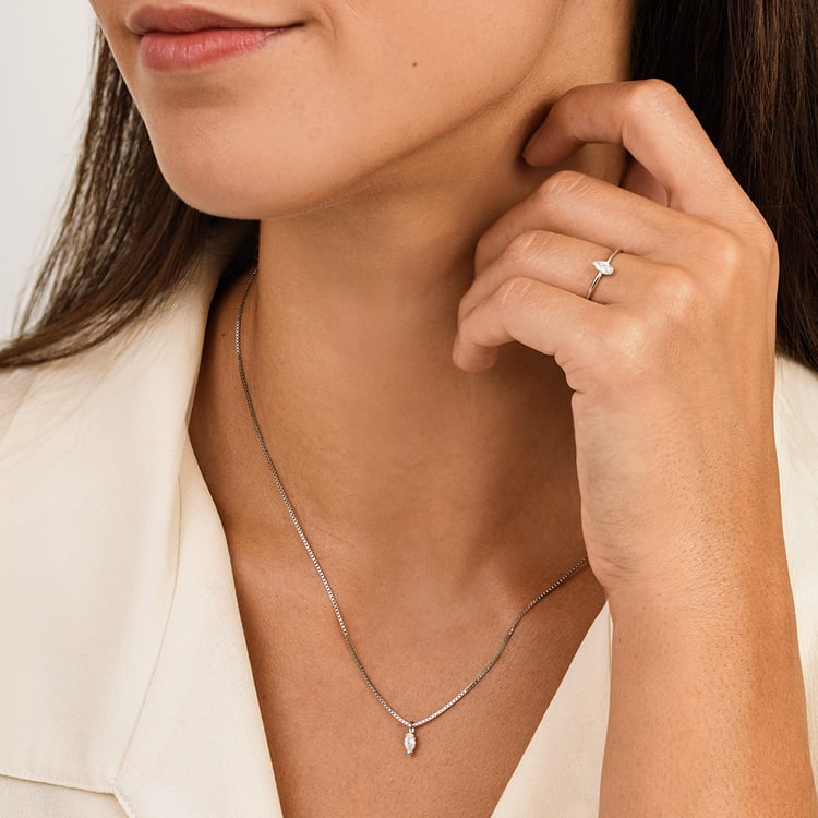 Minimalistický přívěsek ze stříbra s lab-grown diamantem ve tvaru pear Malena 163114