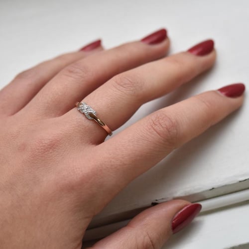 Zlatý romantický prsten s diamanty Teskala