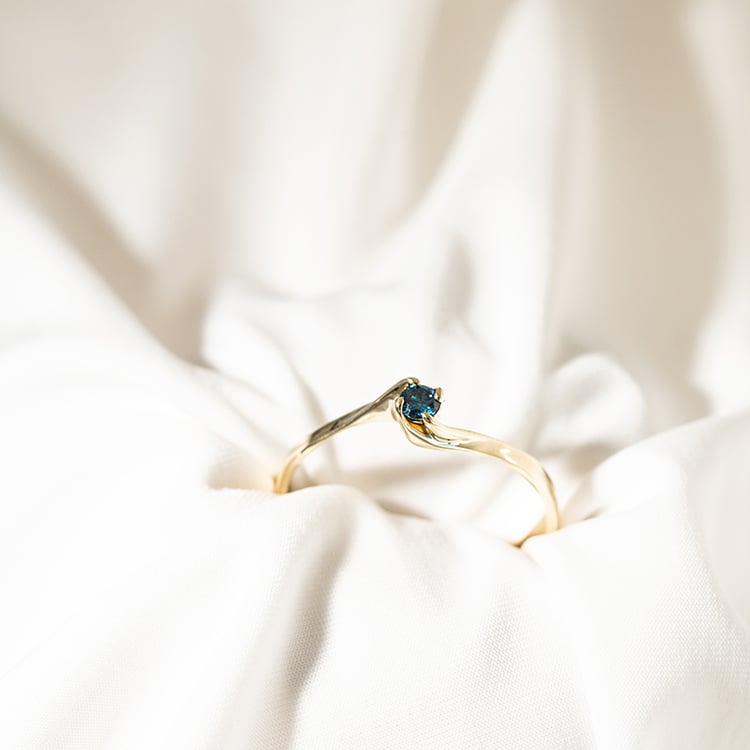 Zlatý zásnubní prsten s modrým diamantem Patralika 119833