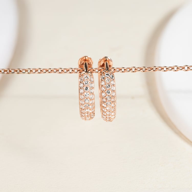 Stříbrné pavé kruhové náušnice s bílými topazy Shaviv 149139