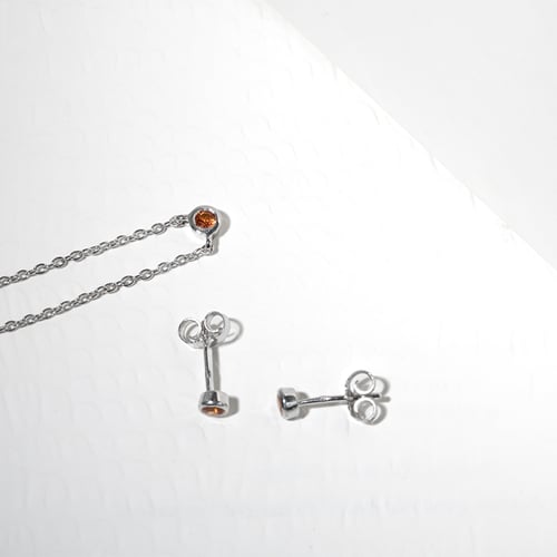 Stříbrné bezel náušnice s padparadscha safíry Tofine