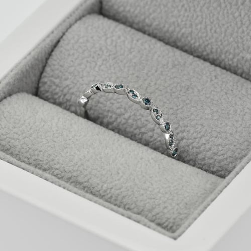 Modré diamanty ve zlatém eternity prstenu Sango