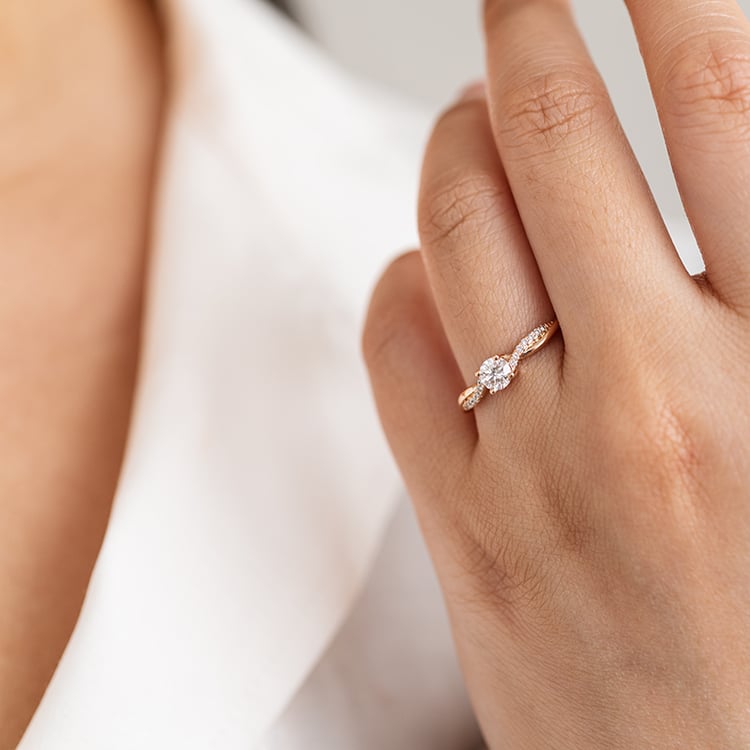 Zásnubní proplétaný prsten s postranními diamanty Aliye 120541