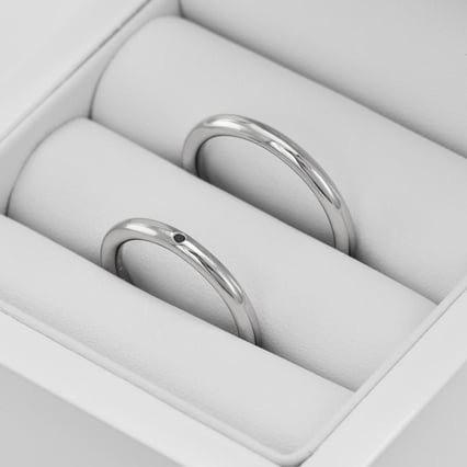 Platinové minimalistické snubní prsteny s černým diamantem Alays