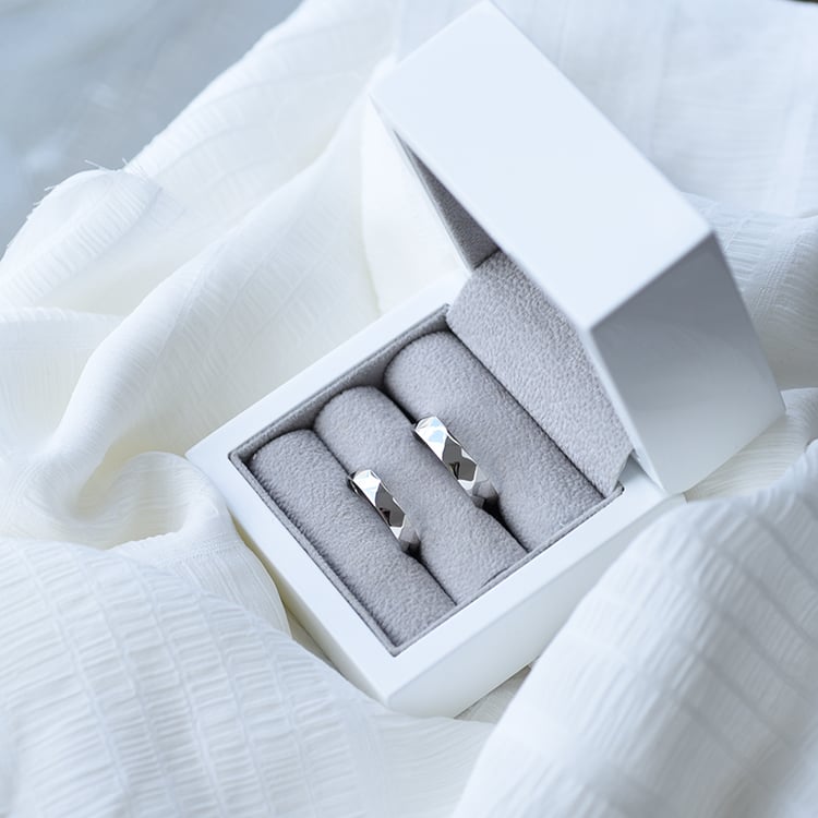 Zlaté snubní reliéfní prsteny 61878