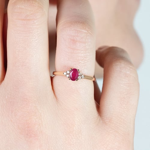 Zásnubní prsten s rubínem a diamanty Sheldo
