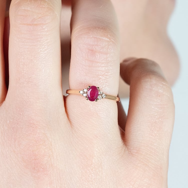 Zásnubní prsten s rubínem a diamanty Sheldo 152362