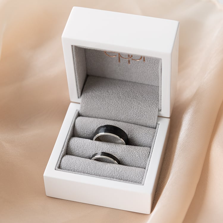 Mírně zaoblené snubní prsteny z karbonu a zlata Robin 97554