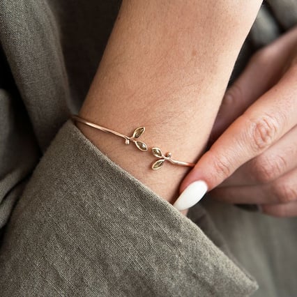 Zlatý minimalistický náramek s olivínovými listy Hulme