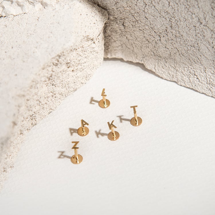 Zlatá náušnice s písmenem Alphabet 107945