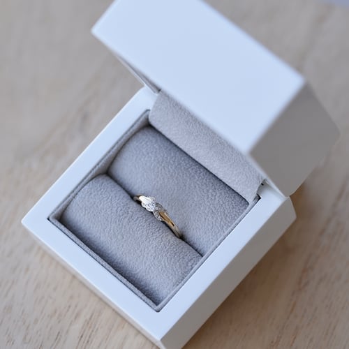 Zlatý romantický prsten s diamanty Teskala