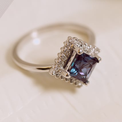 Prsten s alexandritem a lab-grown diamanty Guerra