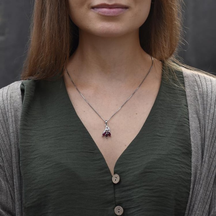 Stříbrný náhrdelník s rubíny a zirkony 49323