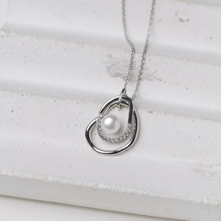 Stříbrný perlový přívěsek s bílými topazy 164021