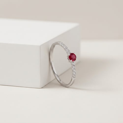 Stříbrný prsten s rubínem a postranními lab-grown diamanty Tyla
