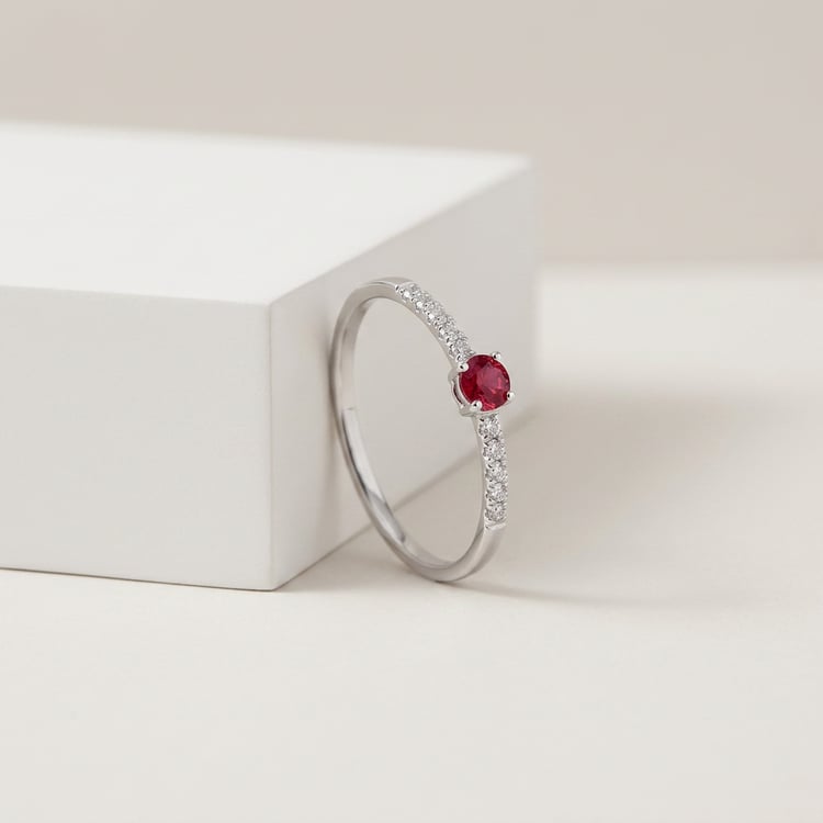 Goldener Ring mit Rubin und seitlichen Lab Grown Diamanten Tyla 170998