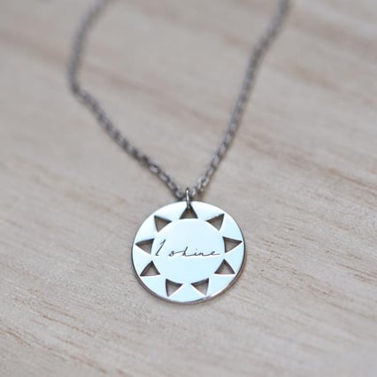 Stříbrný přívěsek z kolekce #ZaNormalniHolky s gravírem I shine