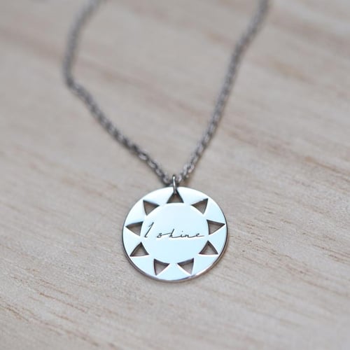 Stříbrný přívěsek z kolekce #ZaNormalniHolky s gravírem I shine