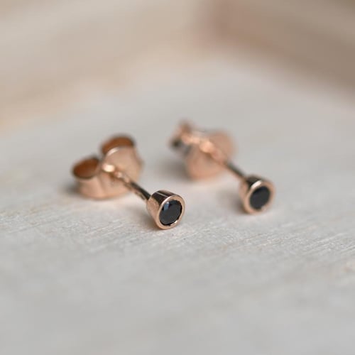Minimalistické bezel náušnice s černými diamanty Tofine