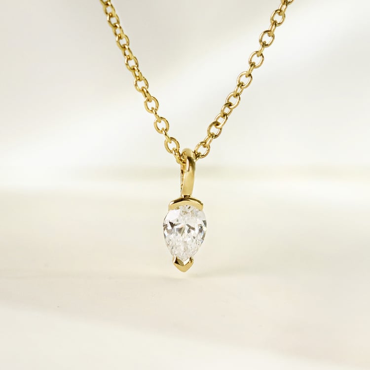 Minimalistický přívěsek ze zlata s lab-grown diamantem ve tvaru pear Malena 161641