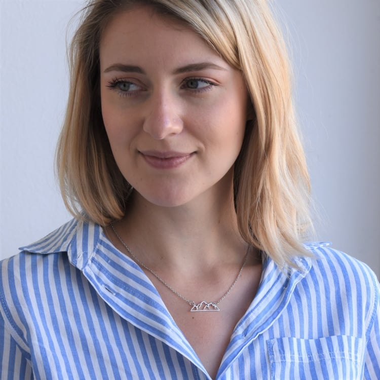 Náhrdelník ve tvaru hor ze stříbra 67570