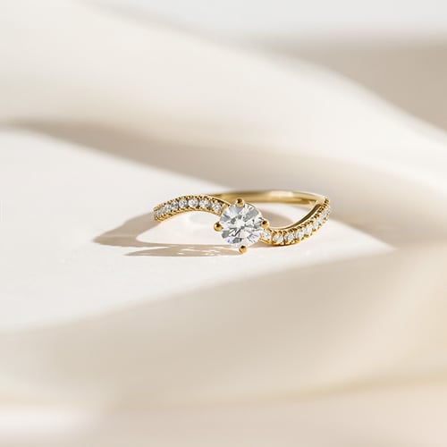 Atypický zásnubní prsten s round moissanitem a lab-grown diamanty Elise