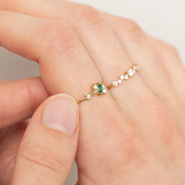 Stříbrný cluster prsten s lab-grown smaragdem a diamanty Kasen 139001