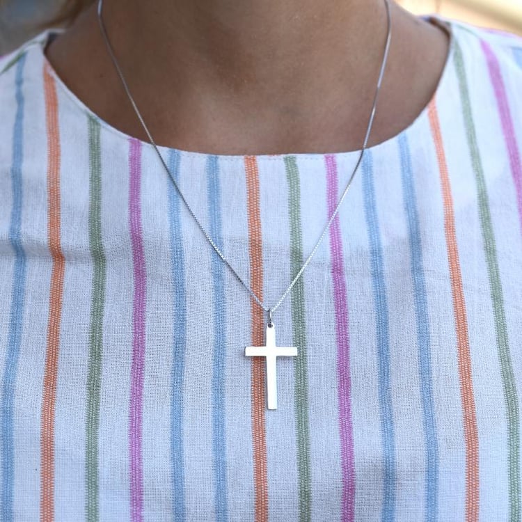 Stříbrný přívěsek ve tvaru kříže 47586