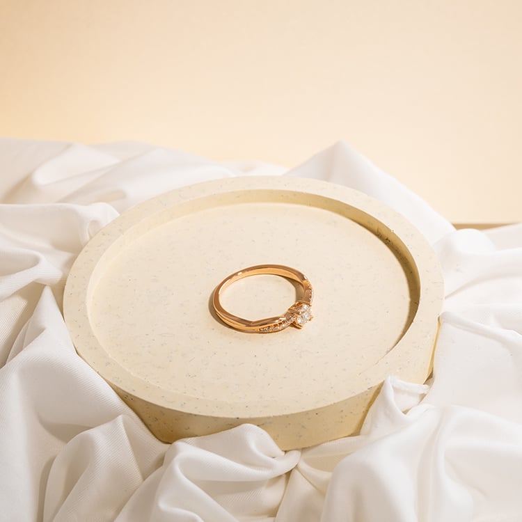 Stříbrný zásnubní proplétaný prsten s moissanity Aliye 166004