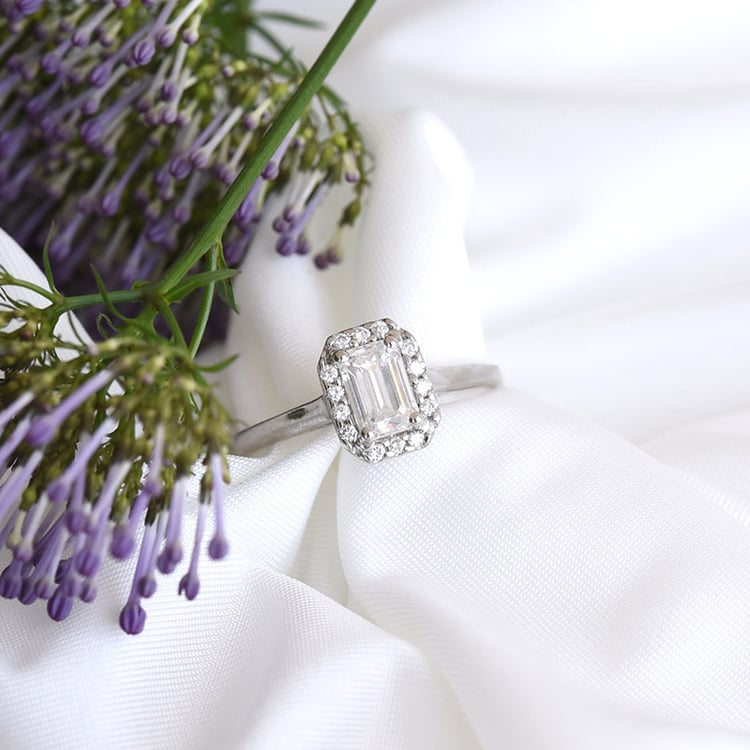 Prsten s moissanitem z platiny 82428